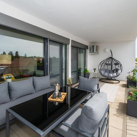 Fully Equipped Apartments With Terraces, Free Garage Parking, Netflix & Ac - By Apartmany Slapanice Cz Экстерьер фото