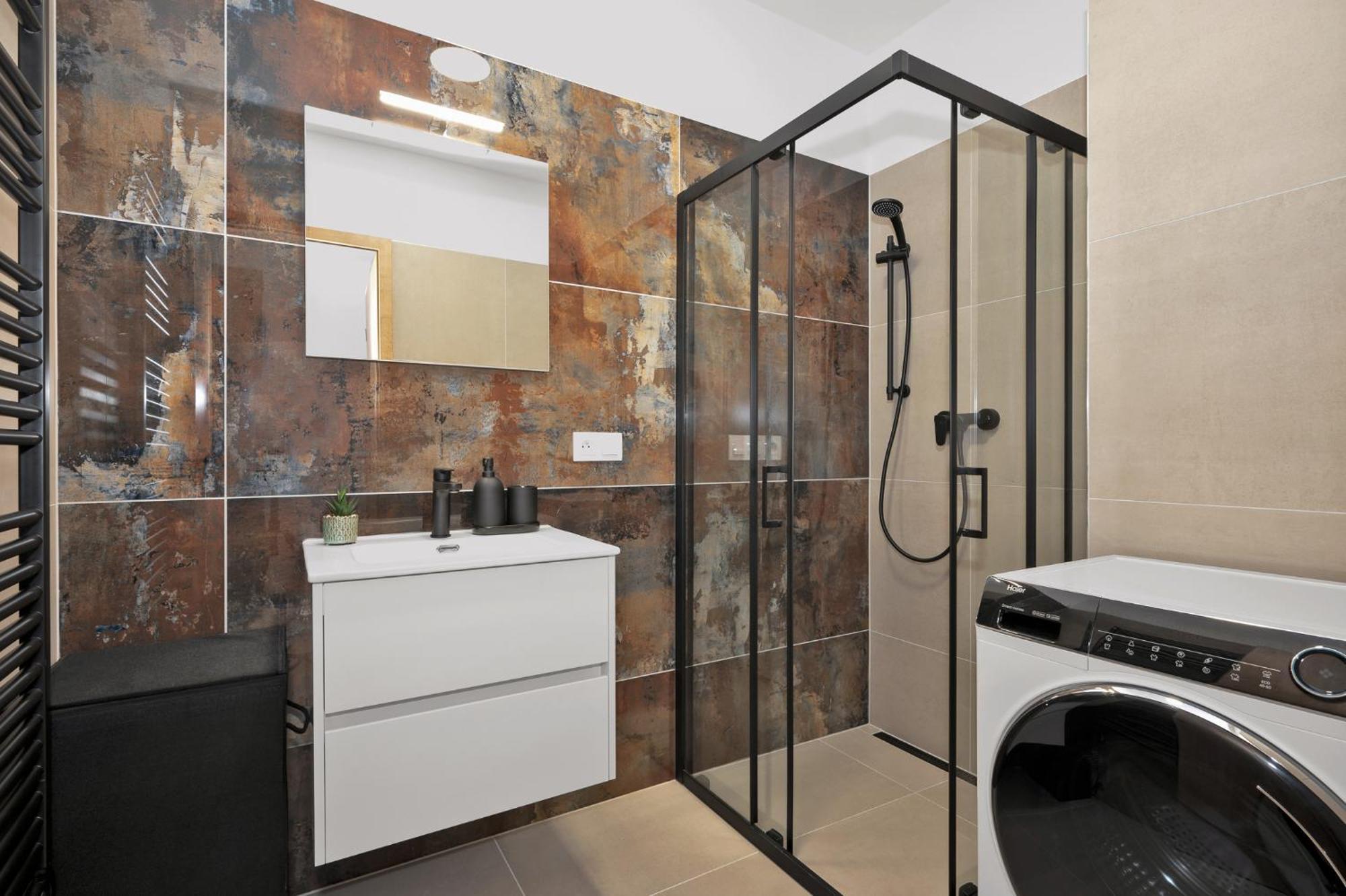 Fully Equipped Apartments With Terraces, Free Garage Parking, Netflix & Ac - By Apartmany Slapanice Cz Экстерьер фото