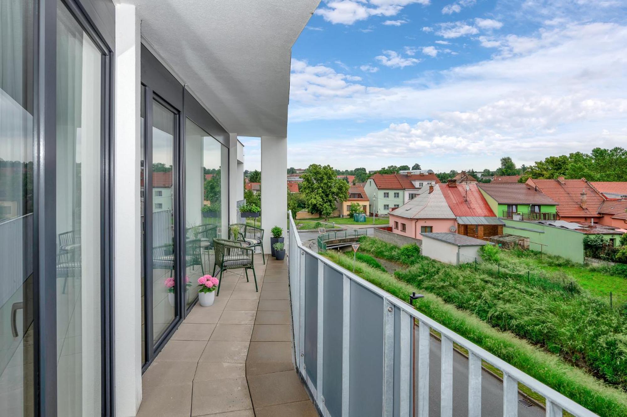 Fully Equipped Apartments With Terraces, Free Garage Parking, Netflix & Ac - By Apartmany Slapanice Cz Экстерьер фото