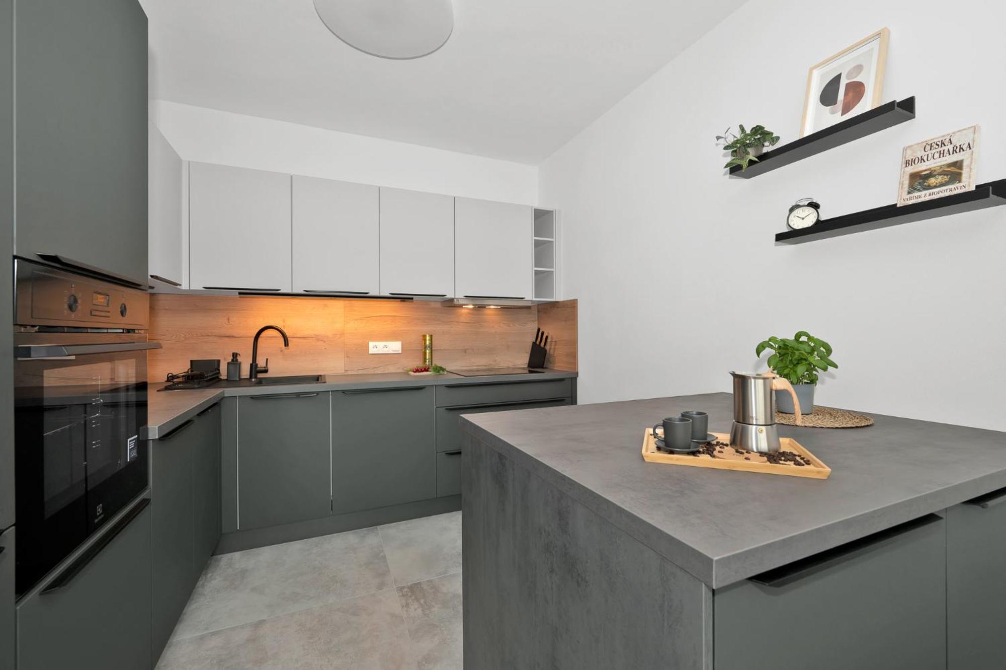 Fully Equipped Apartments With Terraces, Free Garage Parking, Netflix & Ac - By Apartmany Slapanice Cz Экстерьер фото