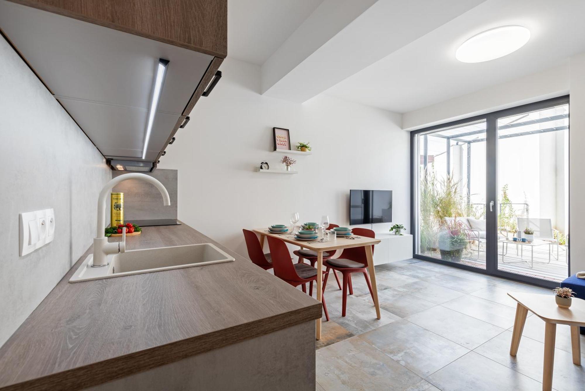 Fully Equipped Apartments With Terraces, Free Garage Parking, Netflix & Ac - By Apartmany Slapanice Cz Экстерьер фото