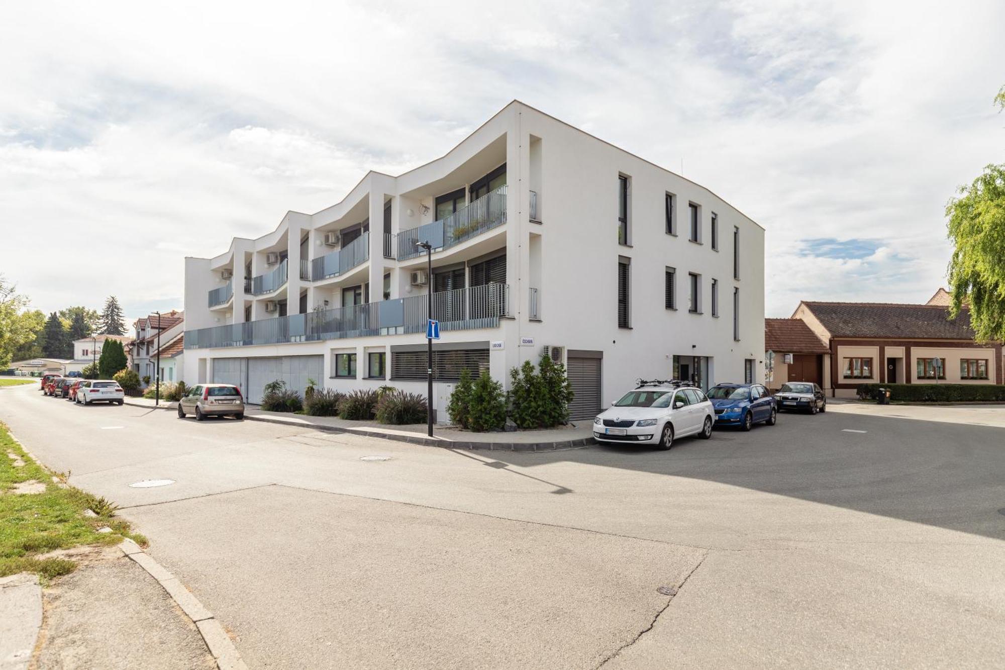 Fully Equipped Apartments With Terraces, Free Garage Parking, Netflix & Ac - By Apartmany Slapanice Cz Экстерьер фото